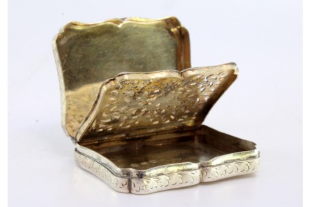 Caixa de vinagrete em prata com relevos florais e monograma na tampa com interior em dourado